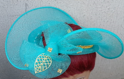 Coiffe Turquoise avec Décorations Dorées