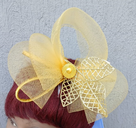 Coiffe Jaune avec Décorations en Feuilles ou Motifs Floraux Dorées