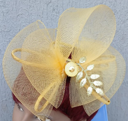 Coiffe Jaune avec Décorations en Feuilles ou Motifs Floraux Dorées